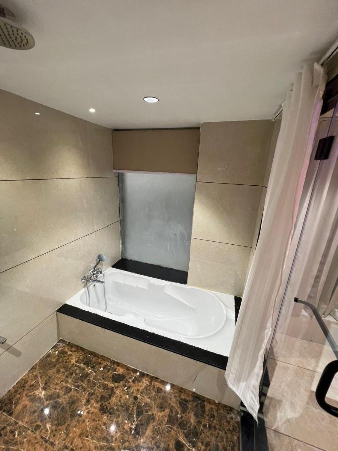 Hotel Cozzy Palace Surat Eksteriør billede
