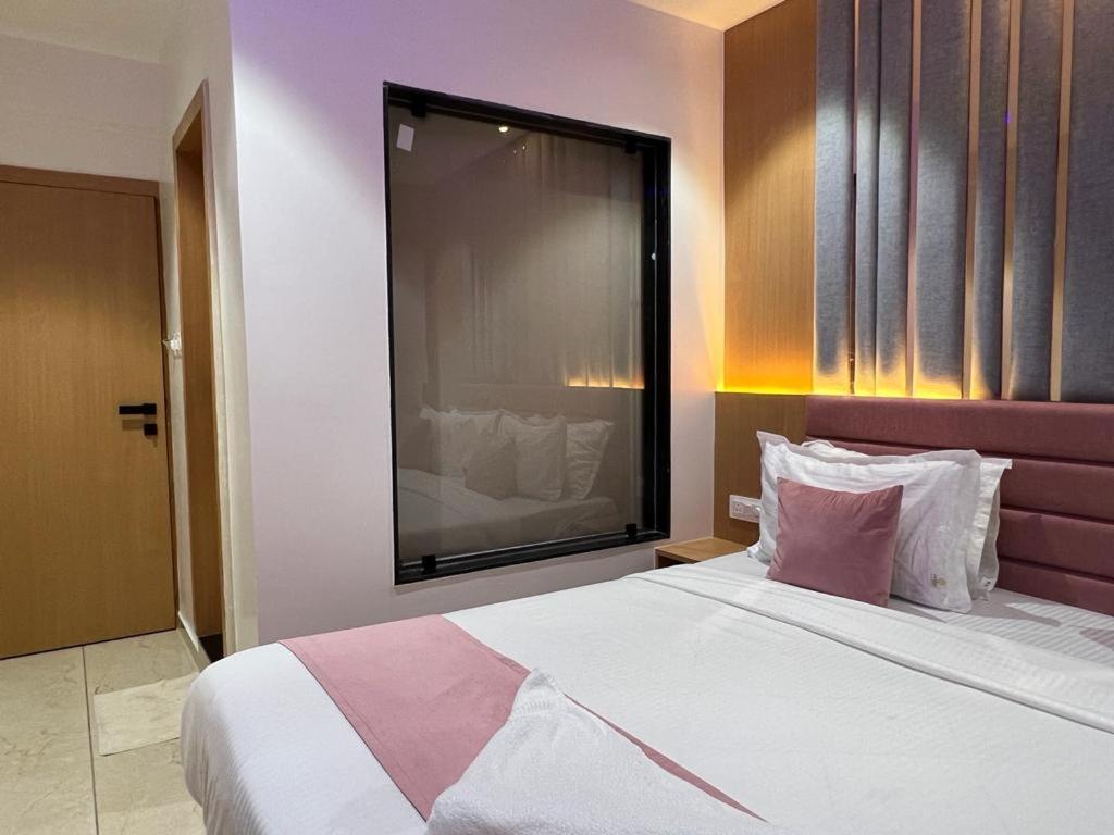 Hotel Cozzy Palace Surat Eksteriør billede