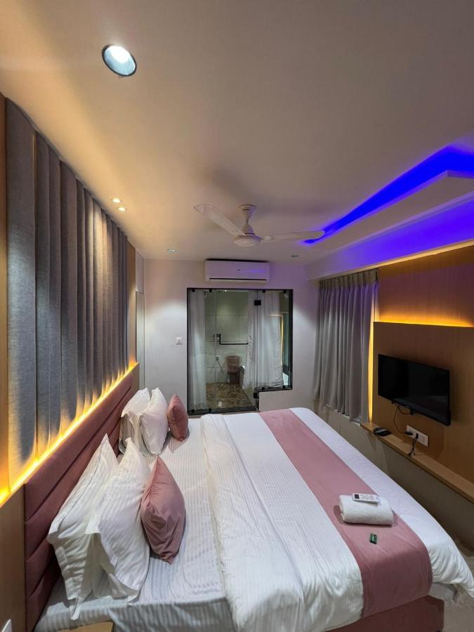 Hotel Cozzy Palace Surat Eksteriør billede