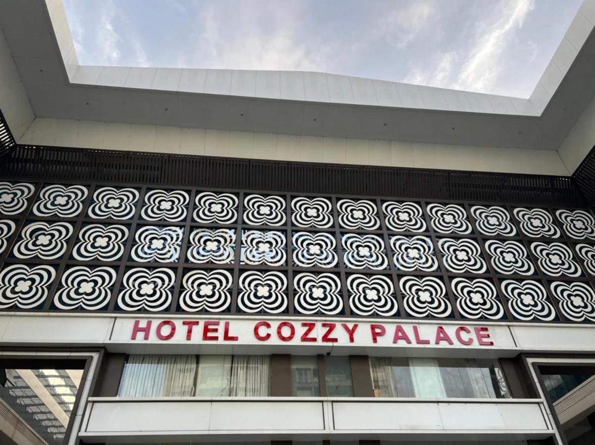 Hotel Cozzy Palace Surat Eksteriør billede