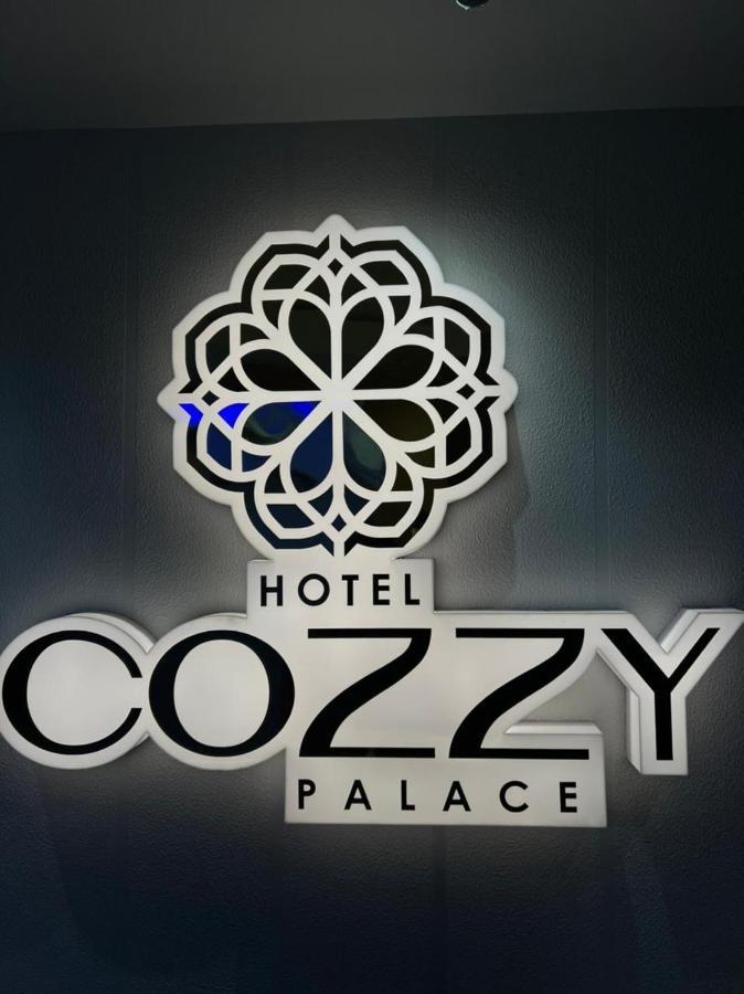 Hotel Cozzy Palace Surat Eksteriør billede