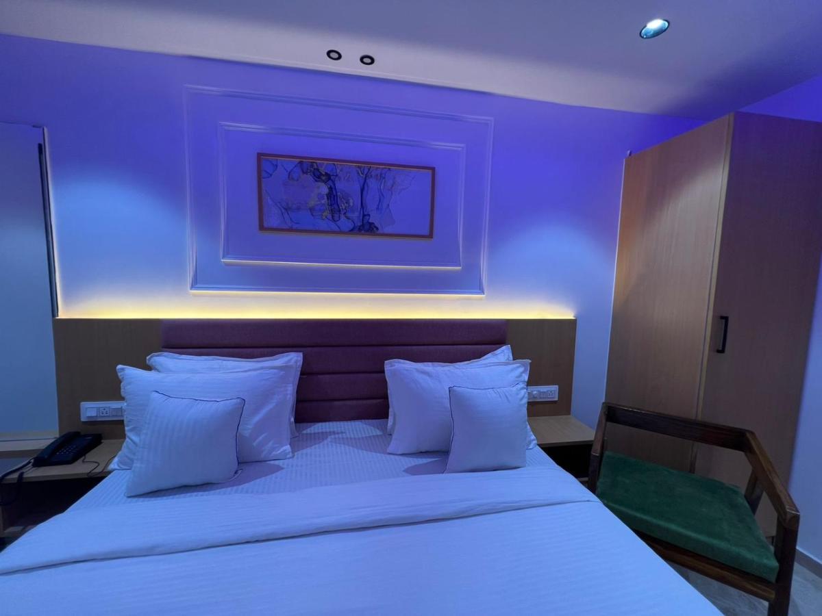 Hotel Cozzy Palace Surat Eksteriør billede