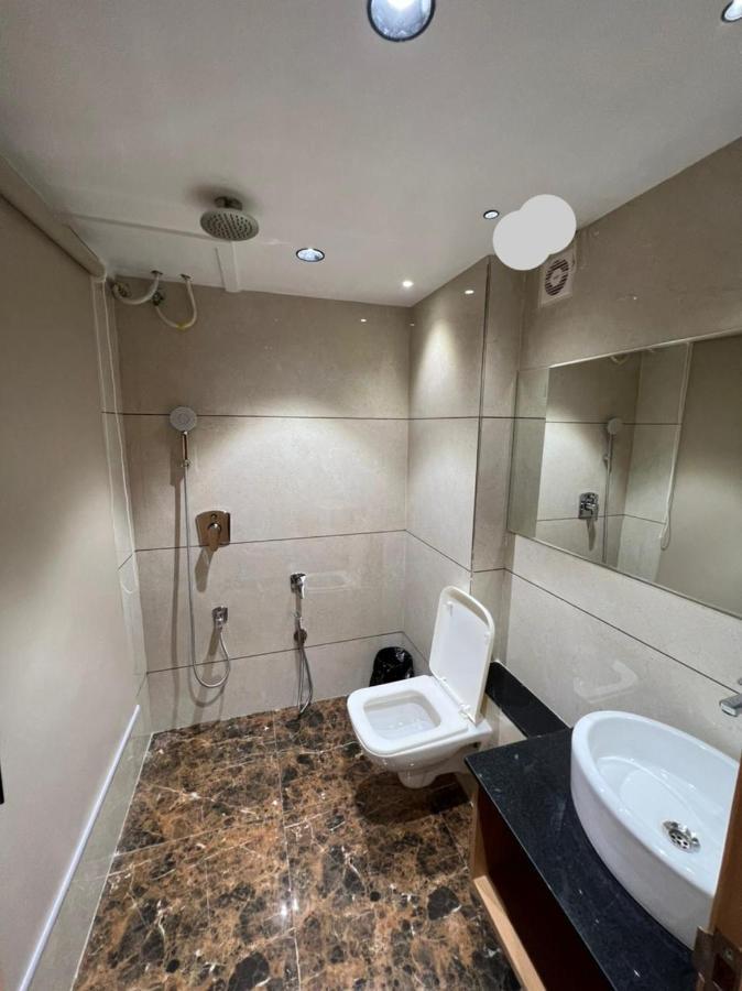Hotel Cozzy Palace Surat Eksteriør billede
