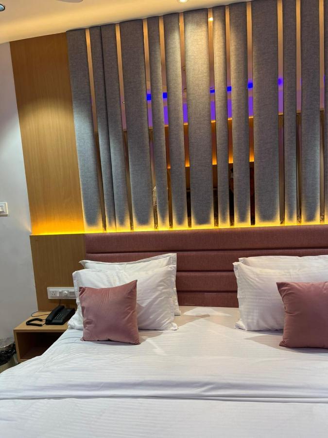 Hotel Cozzy Palace Surat Eksteriør billede
